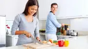 لمسات بسيطة من الزوج تخفف توتر الزوجة قبل العيد