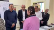 طالبة تشرح لرئيس الوزراء تصميمها لموقع إلكتروني يعرض إنجازات الدولة