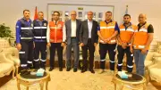 مسعف يخاطر بحياته لإنقاذ عامل سقط في بئر صرف صحي بأسيوط