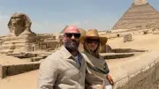 جيسون ستاثام يزور الأهرامات مع زوجته روزي هنتنجتون وايتلي