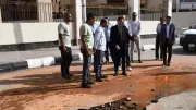 محافظ أسوان يتفقد إصلاح كسر بخط المياه أمام مكتبة مصر العامة