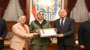 محافظ القاهرة يكرم طالبة حاصلة على المركز الثالث عالميًا بمعرض العلوم