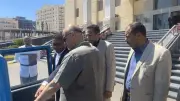 محافظ الإسكندرية يتفقد سيارة كهربائية بديلاً للتوك توك