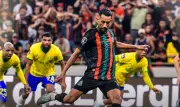 تعادل إيجابي بين الجيش الملكي وصن داونز في الشوط الأول