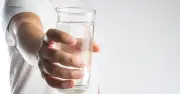 شرب المياه بانتظام ضروري للنشاط والتركيز والصحة العامة