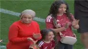 تصرفات عفوية لبنات صلاح في وداع ليفربول.. ضحكة كيان تثير الجدل