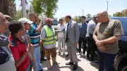 محافظ أسيوط يوزع الهدايا على عمال النظافة بمناسبة عيد الأضحى