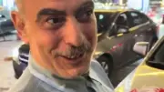 بائع ورد مصري يتصدر التواصل بفلسفته البسيطة عن الرضا