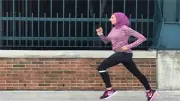 هل يمكن للمرأة ممارسة رياضة الجري في الأماكن العامة؟ فيديو