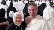 حازم إمام يهنئ والدته بعيد ميلادها بصورة من الحرم المكي