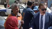 محافظ بورسعيد يوزع العيديات على عمال النظافة في لفتة إنسانية
