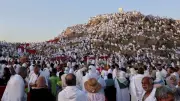 مشهد إيماني مهيب.. الحجاج يواصلون التوافد على صعيد عرفات