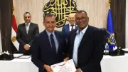 محافظ أسوان يكرم مدير الاتصال السياسي السابق تقديراً لعطائه الوظيفي