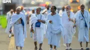 توافد الحجاج إلى عرفات لأداء ركن الحج الأعظم في أجواء روحانية