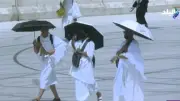 لقطات إيمانية لحجاج في صحبة صالحة بجبل عرفات