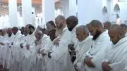 الحجاج يؤدون صلاتي الظهر والعصر جمعًا وقصرًا في مسجد نمرة