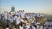 الفرق بين صعود جبل عرفات والوقوف به في الحج
