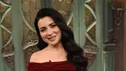 مي عز الدين تتألق بفستان خمري أنيق في صاحبة السعادة وتثير الجدل بسعره
