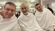 عمرو الليثي ينشر صورًا من عرفات مع الشيخ سيد عبد البارئ ومصطفى حسني