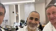 محمود الخطيب يؤدي مناسك الحج في الأراضي المقدسة برفقة الإعلامي عمرو الليثي