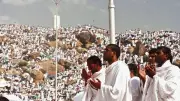 حجاج بيت الله الحرام ينفرون إلى المزدلفة بعد وقفة عرفات