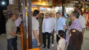 محافظ الأقصر يتفقد السوق السياحي في جولة مسائية ويستمع لمطالب المواطنين