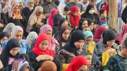 حكم صلاة المرأة بجوار الرجل في عيد الأضحى بسبب الزحام