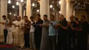 المئات يؤدون صلاة الفجر بمسجد عمرو بن العاص استعدادًا لعيد الأضحى