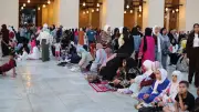 توافد المئات على مسجد الظاهر بيبرس لأداء صلاة عيد الأضحى وافتراش السيدات صحن المسجد