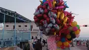 انتشار باعة البالونات وألعاب الأطفال في ساحات صلاة عيد الأضحى بمطروح