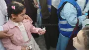 توزيع الحلوى والألعاب على الأطفال بعد صلاة عيد الأضحى بمطروح