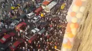 شلال بالونات وهدايا احتفالا بعيد الأضحى في الإسكندرية