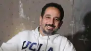 طارق الجنايني يمازح أصدقاءه الحجاج: لو يوم القيامة قرب عرفوني