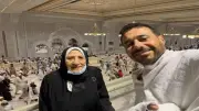 أحمد السعدني يؤدي مناسك الحج مع والدته لأول مرة في مشهد مؤثر