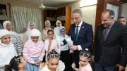 محافظ الجيزة يشارك فتيات الرعاية الاجتماعية بإمبابة فرحة عيد الأضحى