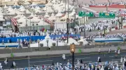 حجاج بيت الله الحرام يرمون جمرة العقبة في أول أيام عيد الأضحى