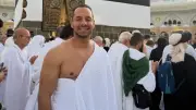 عمرو وهبة يوثق لحظات روحانية من الأراضي المقدسة بزي الإحرام