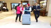 المطارات المصرية تستقبل المسافرين بالورد والشيكولاتة في عيد الأضحى