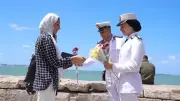 الداخلية تشارك المواطنين فرحة عيد الأضحى بتوزيع الورود وتبادل التهاني