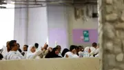 حجاج بيت الله الحرام يرمون جمرة العقبة في أول أيام عيد الأضحى