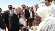 محافظ بني سويف يوزع الشوكولاتة على الأطفال احتفالاً بعيد الأضحى