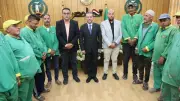 محافظ المنوفية يهنئ عمال النظافة بعيد الأضحى ويوزع بونات غذائية ومساعدات