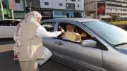 محافظ كفر الشيخ يوزع الهدايا على المواطنين في أول أيام عيد الأضحى