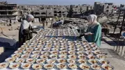 رائحة الكحك والمعمول تفوح في مخيمات غزة رغم الدمار