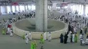 الحجاج يواصلون أعمال أول أيام التشريق برمي الجمرات والطواف