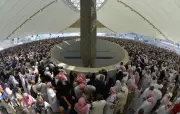 حكم التوكيل في رمي الجمرات: يجوز للعاجز ولا فدية عليه عند الجمهور