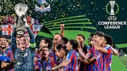لاعبو كريستال بالاس يحتفلون بكأس المؤتمر الأوروبي بعد فوز تاريخي