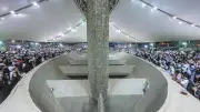 الحجاج يبدؤون رمي الجمرات في أول أيام التشريق بمشعر منى