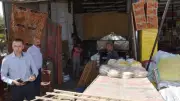 محافظ أسوان يغلق مخبزاً لاستخدامه أسطوانات بوتاجاز منزلي بالمخالفة