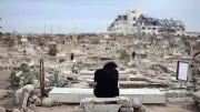 بالدموع والورود.. العيد في غزة على مقابر الشهداء